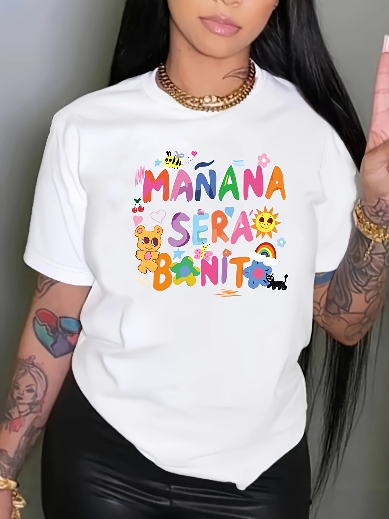 Maglietta casual con stampa cartone animato e lettere, girocollo a maniche corte leggermente elasticizzato, t-shirt sportiva per attività all'aria aperta e festival musicali da donna