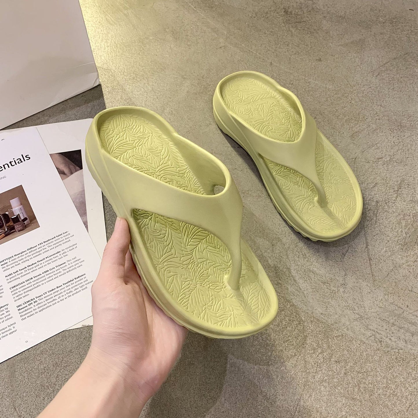 New flip-flops women wear summer fashion thick end slippers seaside sand beach soft bottom slippers men