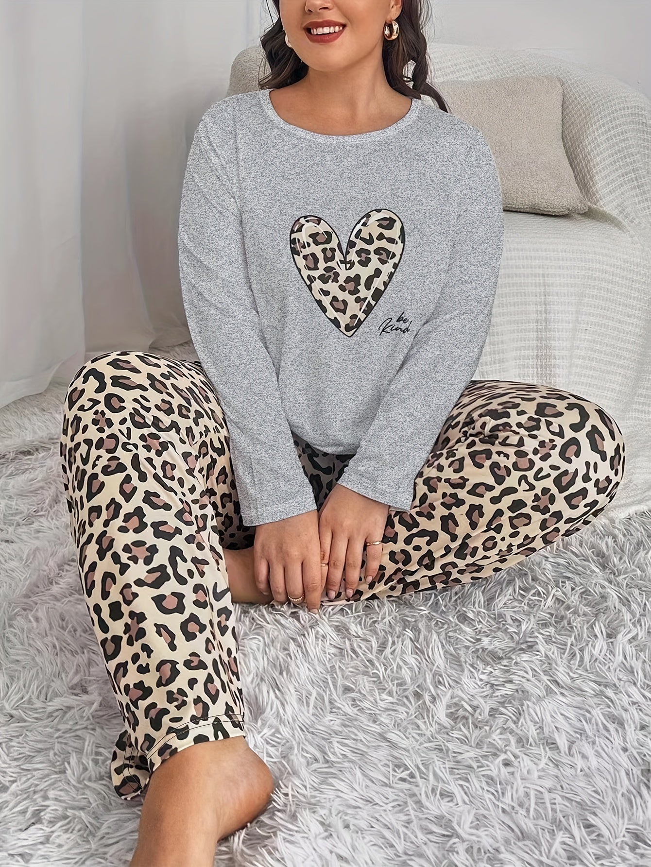 Set Pigiama Casual Plus Size, Maglietta Da Donna Plus Size Con Stampa Leopardata E Pantaloni Comodi Con Stampa Leopardata, Set 2 pz. Abbigliamento Da Casa