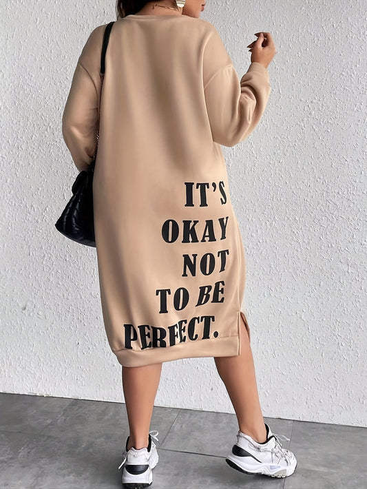 Plus Size Casual Dress, Abito Da Donna Con Stampa Slogan A Maniche Lunghe E Collo Rotondo Con Spacchi Laterali